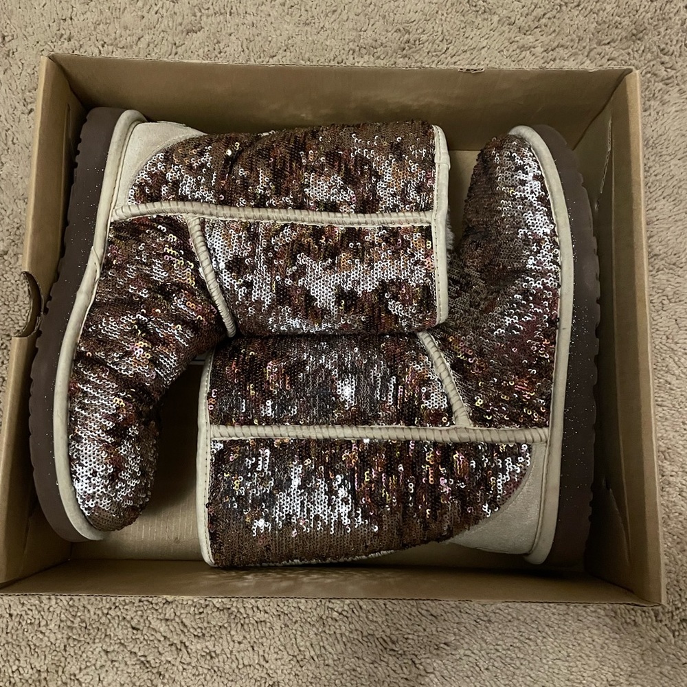 Reversible sparkly uggs